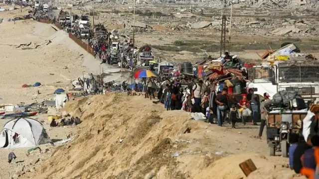 یک جاده طولانی از انبوه آوارگان در حال حرکت