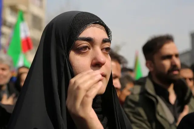 इस्रायल-अमेरिकेच्या हल्ल्यात मारल्या गेलेल्या वरिष्ठ लष्करी अधिकाऱ्यांच्या तसेच मुलांच्या शवपेट्या चौकात आणण्यात आल्यानंतर शोक करणाऱ्यांनी इराणी झेंडे हातात घेतले, प्रार्थना केली आणि घोषणा दिल्या. शोक करणाऱ्या महिलेचे दु:खावेगानं पाणावलेले डोळे.