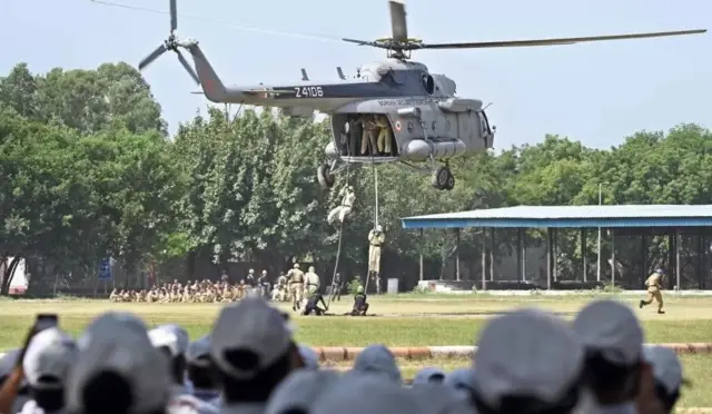 La sécurité a été renforcée à Delhi et les forces armées ont mené de nombreux exercices