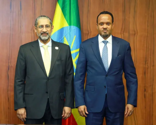 Pirezidantii BADEA Abdullaahii Almusaahibii (bitaa) fi Ministira Maallaqaa Itoophiyaa Obbo Ahmad Shidee (mirga)