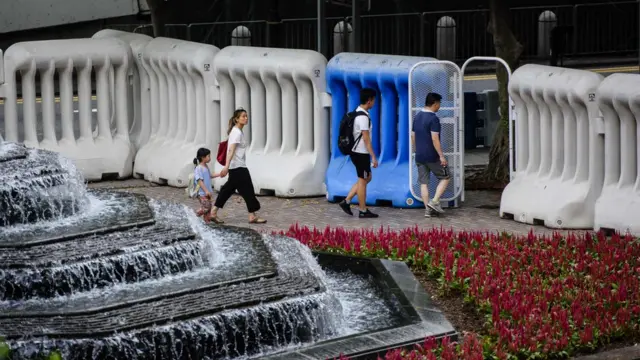 香港湾仔中环中心外竖起的水马（27/6/2017）