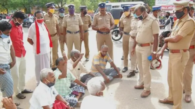 विरोध प्रदर्शन करते दुकान दार