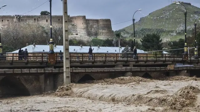 د لرستان سیمې خرم رود سیند څپاند حالت کې بهیږي