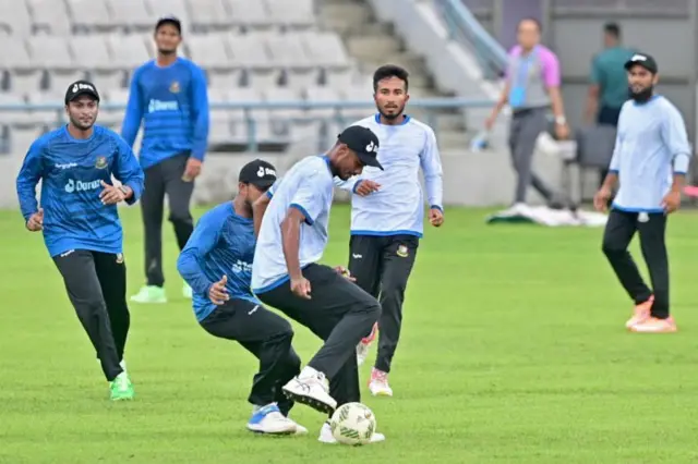 বাংলাদেশ দলে অভিজ্ঞ ক্রিকেটারদের পাশাপাশি বেশ কয়েকজন তরুণ খেলায়াড়ও আছেন। 