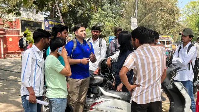 विद्यार्थीहरूसँग कुराकानी गर्दै बीबीसी संवाददाता योगिता लिमये