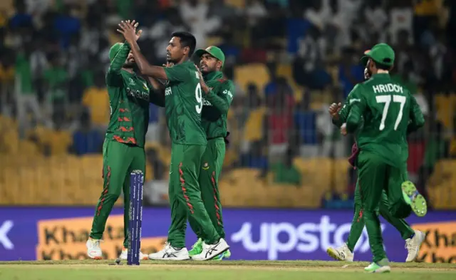 सीमेवरचे युद्ध क्रिकेटच्या खेळपट्टीवर