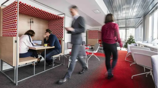 Gente en su lugar de trabajo.