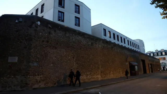 Тюрьма Санте на рассвете.