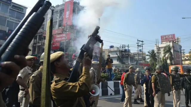 বিক্ষোভকারীদের বিরুদ্ধে অ্যাকশনে নিরাপত্তা বাহিনী।