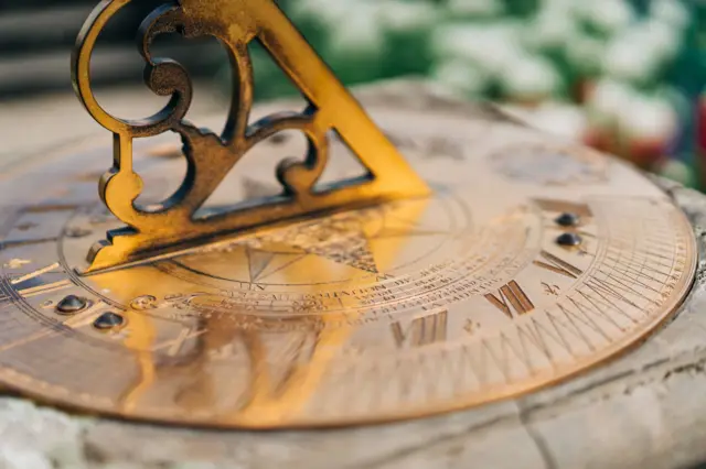 वेळेच्या निर्मितीचा रोचक इतिहास; सावलीच्या खेळापासून ॲटॉमिक घड्याळापर्यंतचा प्रवास