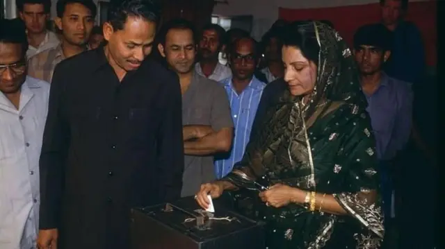 ১৯৮৮ সালের নির্বাচনে স্বামী এইচএম এরশাদকে সঙ্গে নিয়ে ভোট দিচ্ছেন রওশন এরশাদ