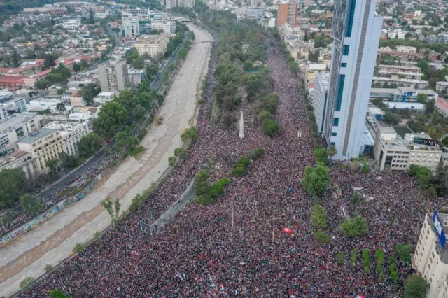 تظاهرات گسترده خیابانی سال ۲۰۱۹ در اعتراضات به افزایش قیمت بلیط حمل‌ونقل عمومی در سانتیاگو که در ادامه به موارد دیگر هم تعمیم یافت 