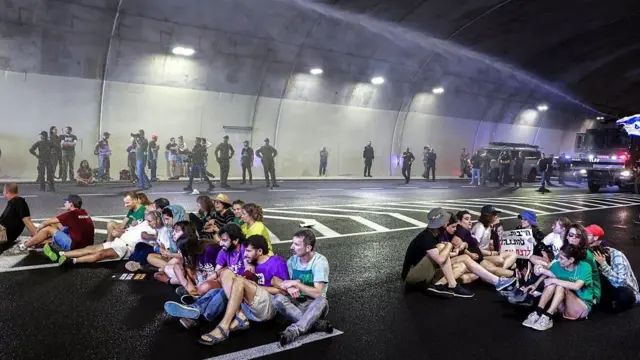 Израилдин полициясы туннелди тоскон демонстранттарды таратуу үчүн сууну колдонду