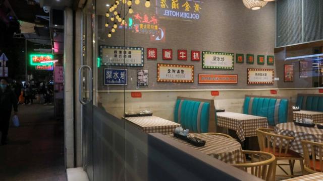 受疫情影响，许多香港餐厅生意大跌，商会更预期会有倒闭潮。