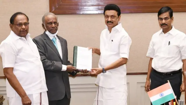 जस्टिस ए अरुमुगास्वामी मुख्यमंत्री स्तालिन को अपनी रिपोर्ट सौंपते हुए