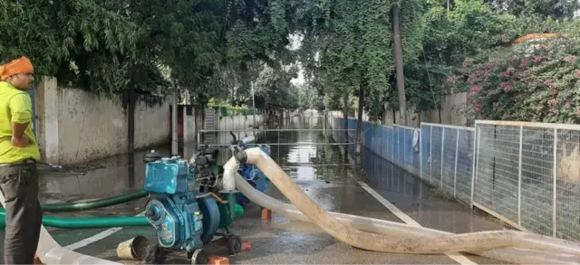 ఇంజిన్లతో వాననీటిని తోడుతున్నారు