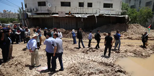 صورة تظهر وفداً دبلوماسياً أوروبياً خلال زيارته مدينة طولكرم شمالي الضفة الغربية المحتلة.