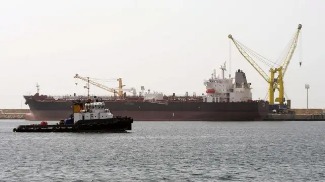 بندر آبی چابهار ایران که در آن یک کشتی کوچک با یک کشتی بزرگ دیده می شود