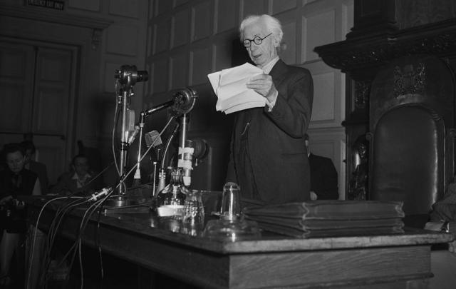 Bertrand Russell leyendo el Manifiesto Russell-Einstein
