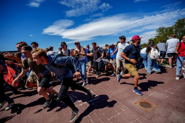 Jóvenes corriendo luego del disparo a Kirk