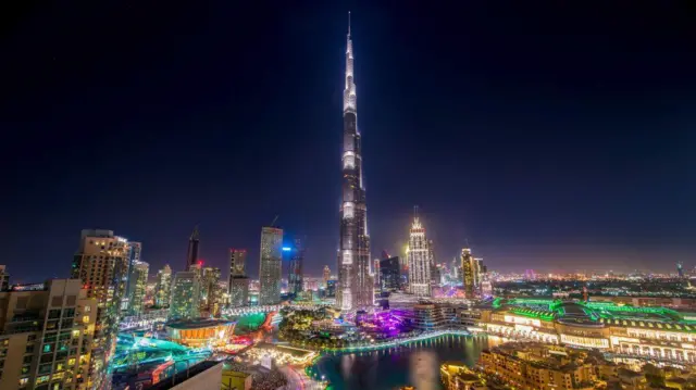 برج خلیفه٬ بلندترین آسمان‌خراش جهان با ارتفاع ۸۲۸ متری در دبی واقع است