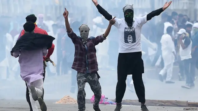 కశ్మీర్లో ఆందోళన