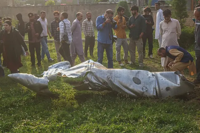 ভারত-শাসিত কাশ্মীরের পুলওয়ামায় বুধবার সকালে একটি অজানা বিমানের ভেঙে পড়া অংশ