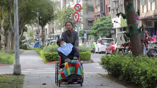 在香港，大多數印傭的工作都是照顧家中長者。