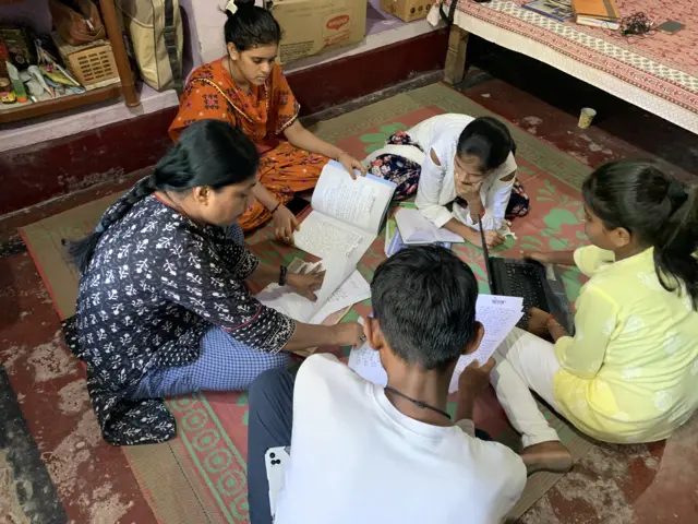 मैग़जीन की सामग्री को अंतिर रूप देते हुए नसीमा (ब्लेक सूट)