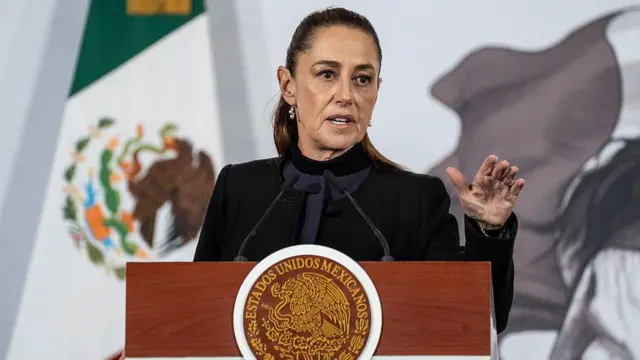 CIUDAD DE MÉXICO, MÉXICO - 23 DE FEBRERO: La presidenta de México, Claudia Sheinbaum Pardo, habla durante la conferencia de prensa matutina en el Palacio Nacional el 23 de febrero de 2026 en Ciudad de México, México. La Secretaría de la Defensa Nacional de México confirmó que durante una operación de seguridad en Tapalpa, Jalisco, Nemesio Oseguera Cervantes, conocido como 'El Mencho', líder del Cártel de Jalisco Nueva Generación, fue abatido. Las autoridades mexicanas confirmaron la muerte de más de 25 miembros de las fuerzas armadas en distintos ataques del cártel tras la operación que mató a Oseguera. (Foto de Cristopher Rogel Blanquet/Getty Images)