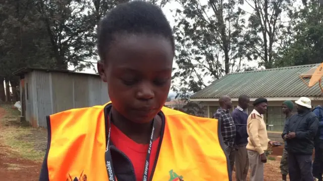 Loise Leonita afisa wa kuhesabu ya watu akiwa katika harakati ya kujiandaakuelekea katika eneo lake la kazi.