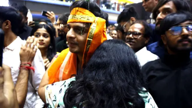 રાજકોટમાં મંગળવારે ગુજરાતી ફિલ્મ 'લાલો : શ્રી કૃષ્ણ સદા સહાયતે'ના પ્રમોશન સમયે ભીડ બેકાબૂ થઈ હતી અને અફરાતફરી મચી ગઈ હતી. આ મામલે રાજકોટના ક્રિસ્ટલ મૉલના મૅનેજર સામે પોલીસ ફરિયાદ દાખલ કરવામાં આવી છે. બીબીસી ગુજરાતી ગુજરાત રાજકોટ