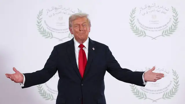 دونالد ترامب يفتح ذراعيه