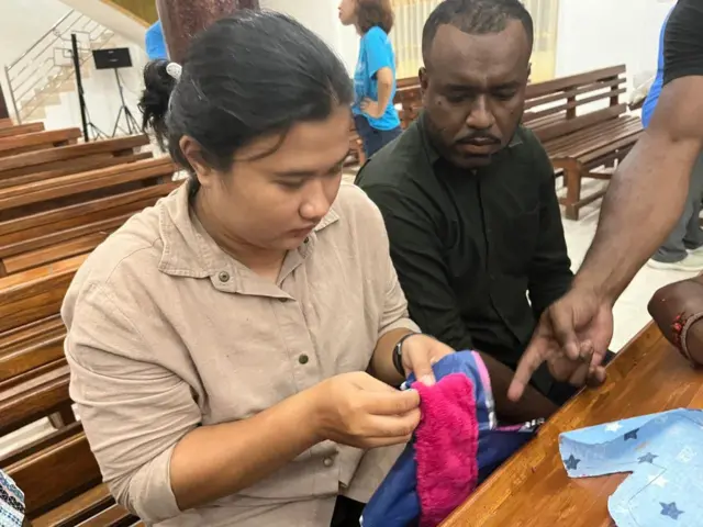 Peserta membuat pembalut kain