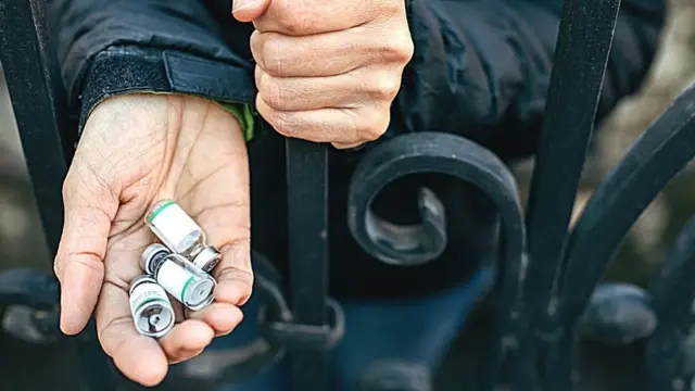 ગુજરાતના અનેક શહેરોમાં રેમડેસિવિર ઇન્જેક્શનની કાળાબજારીની ઘટનાઓ બની છે.