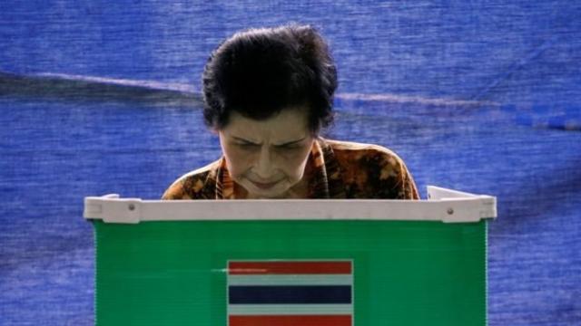 ชาวไทยลงคะแนนในประชามติ ต่อร่างรัฐธรรมนูญ เมื่อเดือนสิงหาคมปีที่แล้ว แต่รัฐบาลห้ามไม่ให้มีการรณรงค์อย่างอื่น