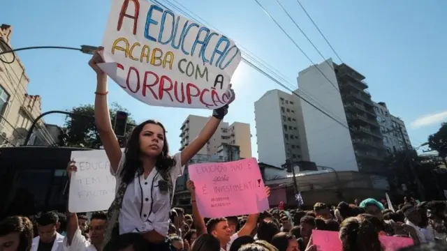 jovem protestando