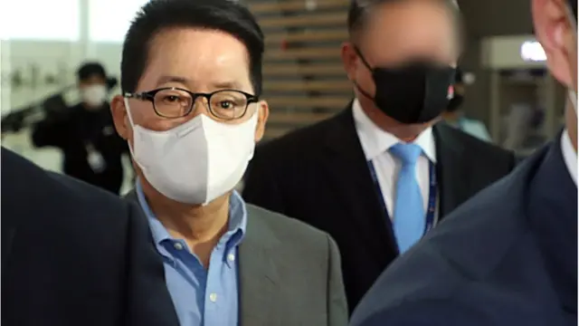 박지원 국가정보원 원장이 26일 오전 인천국제공항을 통해 미국으로 출국하고 있다. 박 원장은 뉴욕, 워싱턴 등을 방문해 한미정상회담 후속 조치 논의할 가능성이 큰 것으로 알려졌다