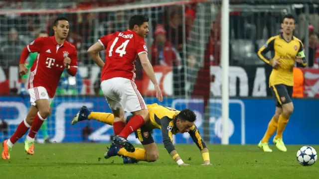 Özil, "yeterince mücadele etmediği" gerekçesiyle eleştiriliyor