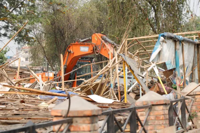 काठमाण्डूको थापाथलीस्थित सुकुम्बासी बस्ती खाली गराइदैँ।