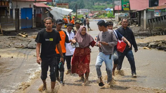 Petugas melakukan evakuasi warga pasca banjir bandang di Nagari Bukik Batabuah, Agam, Sumatera Barat, Minggu (12/5/2024).