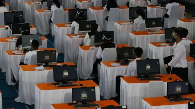 Ilustrasi: Peserta memasuki ruangan untuk mengikuti Seleksi Kompetensi Dasar (SKD) Calon Pegawai Negeri Sipil (CPNS) di GOR Pancasila, Surabaya, Jawa Timur, Selasa (21/9/2021).