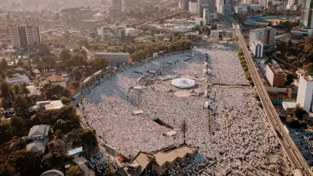 በአእላፋት ዝማሬ ላይ የታደሙ ሰዎችን የሚያሳይ ምሥል