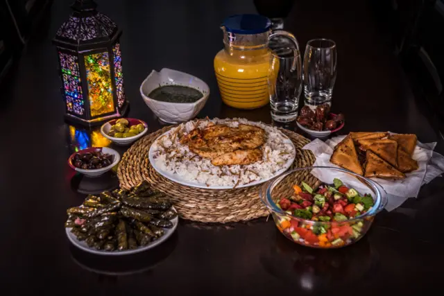 বিশ্বের বিভিন্ন দেশের মুসলমানদের ইফতার আয়োজনে ব্যাপক বৈচিত্র্য রয়েছে।