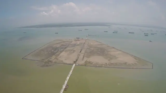 Daratan baru di kawasan Gresik yang ternyata menyimpan ribuan fosil dari masa lalu.