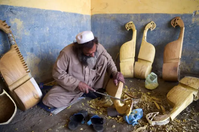 د رباب جوړولو هنر خورا اوږده مخینه لري، چې له د تاریخ په اوږدو کې له یوه نسله بل ته لېږدول شوی دی.