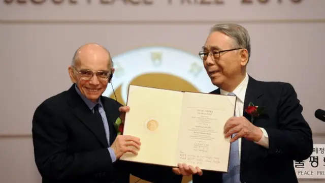 જોસ એન્ટોનિયોને ઇનામ આપતા લી ચુલ સેયુંગ