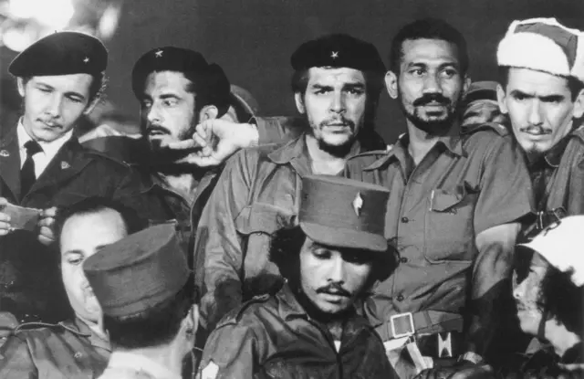 Foto en blanco y negro donde se ve a Raúl Castro (izquierda), al Che Guevara (centro) y a Ramiro Valés (derecha).