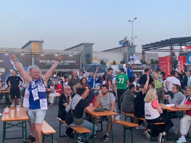 Finci slave pobedu u fan zoni ispred Šaomi arene u Rigi