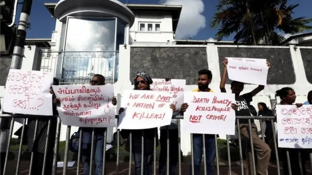 Manifestantes con pancartas que condenan el regreso de la pena capital fuera de la prisión de Welikada, Sri Lanka, el viernes 28 de junio